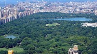Wagub Sandiaga menyebut ke depan akan membuat Monas mirip seperti Central Park di New York atau Hyde Park di London. (Foto: Dok. WILLIAM EDWARDS/AFP)
