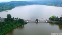 Kapasitas Bendungan Jatibarang sebesar 750 liter/detik dan direncanakan dapat melayani 300.000 jiwa di di tiga kecamatan, yakni Kecamatan Semarang Barat, Tugu, Ngaliyan. Disamping  itu, bendungan Jatibarang ini memiliki potensi untuk Pembangkit Listrik Tenaga Mini Hidro (PLTMH) sebesar 1,5 Megawatt. Pool/PUPR.