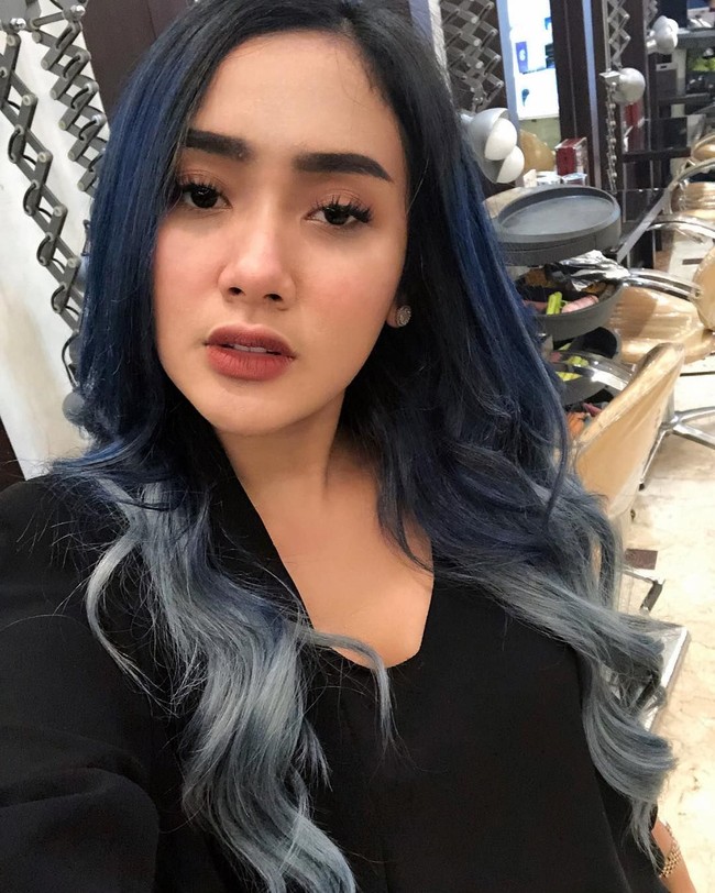 Kalau sedang dandan maksimal, alis yang dibuat tebal akan menyeimbangkan makeup. Namun ketika makeup natural, namun alis tetap dibuat tebal maka hasilnya seperti penampilan Cita Citata Ini. Alisnya Cita yang kadang terlihat terlalu tebal itu sering dikomentari netizen.  Foto: Instagram