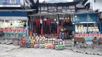 Kios oleh-oleh yang dikenal sebagai sentra oleh-oleh Peyeum Bandung, ternyata juga menjual mainan kayu dan kerajinan tangan khas Jawa Barat. (Wisma Putra/detikTravel)