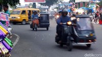 Pelan tapi pasti, becak Vespa ini bisa mendaki tanjakan untuk mengantarkan penumpangnya.