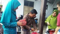 PNS membeli bawang merah tersebut langsung ke petani. Teknisnya, tiap kelompok menyediakan bawang hasil panen dari para anggotanya.