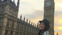 Layaknya turis biasa, Sora Aoi juga berpose di depan Big Ben. Big Ben saat itu belum direnovasi. (Instagram/Sora Aoi)