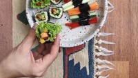 Dikenal sebagai pengikut makanan sehat. Kali ini Andien, makan siang dengan raw sushi and veggie dip! Andien memang sangat gemar konsumsi sayuran sehat dan disajikan cantik dan Instagramable. Foto: Instagram Andien Aisyah