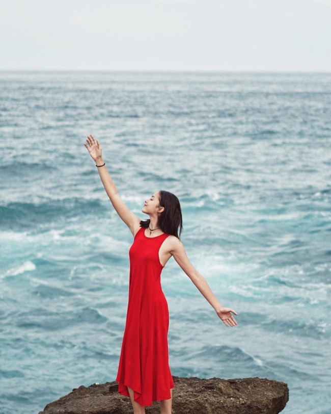 Tak ada salahnya menerapkan dress saat liburan ke pantai seperti gaya Putri Marino berikut. Foto: Instagram Putri Marino
