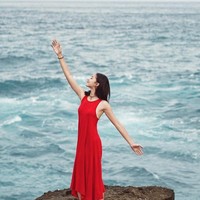Tak ada salahnya menerapkan dress saat liburan ke pantai seperti gaya Putri Marino berikut. Foto: Instagram Putri Marino