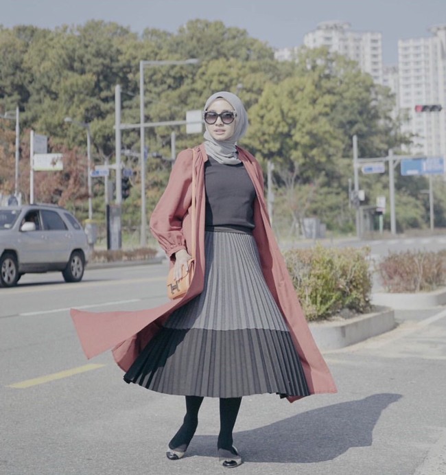 Sementara Laudya Cynthia Bella tampil feminin dalam padu padan rok mini dengan membawa tas Hermes ke Korea Selatan. Tas Hermes Constance ini harganya sekitar US$ 9650 atau Rp 130 juta. Foto: Dok. Instagram