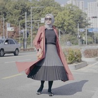 Sementara Laudya Cynthia Bella tampil feminin dalam padu padan rok mini dengan membawa tas Hermes ke Korea Selatan. Tas Hermes Constance ini harganya sekitar US$ 9650 atau Rp 130 juta. Foto: Dok. Instagram