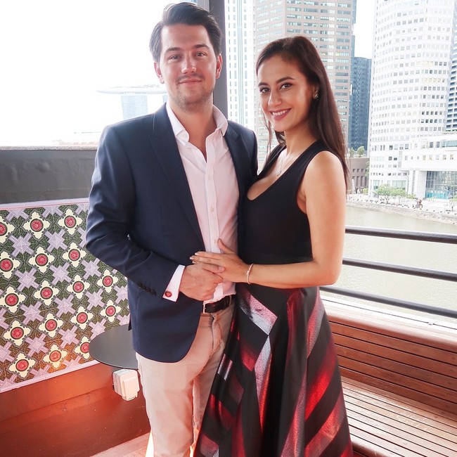Benedikt Brueggemann atau Ben adalah suami Marissa Nasution. Pria asal Jerman itu memiliki wajah tampan yang dapat mengimbangi kecantikan presenter Marissa Nasution. Foto: Instagram
