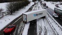 Sebuah truk kontainer di Inggris bahkan sampai tergelincir dan menutup sebagian jalan di dekat kota Kettering. REUTERS/Darren Staples.