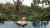 Dengan pemandangan pepohonan hijau, Andien terlihat sedang asyik menikmati sarapan di tengah kolam renang di salah satu hotel di Bali. Foto: Instagram Andien Aisyah