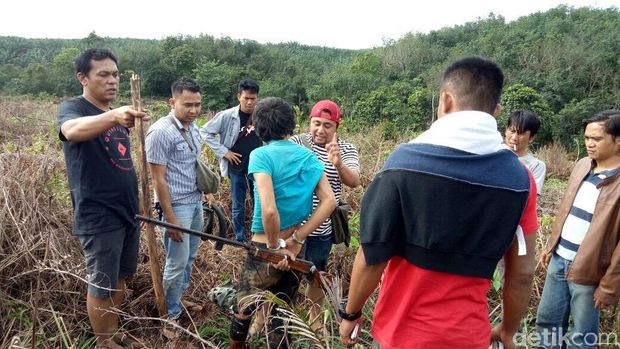 Pelaku penembakan bayi 2 tahun di Dharmasraya, Sumatera Barat dibawa untuk mencari barang bukti.
