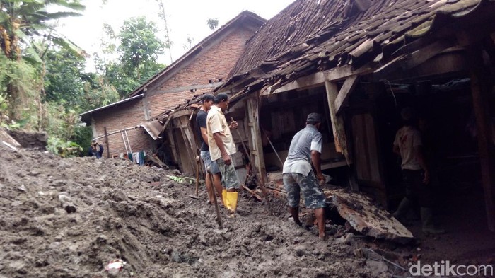Talud Longsor Timpa Rumah Warga di Semarang