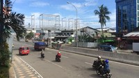 JPO dengan panjang 35 meter dan lebar 2 meter ini di akan digunakan warga yang hendak ke Maluku City Mall (MCM). Namun tahap penyelesaian JPO mengalami terkendala ditangga turun karena terhalang dengan kabel listrik. JPO sudah selesai tinggal tahap akhir saja cuma satu kendala saja di tangga turun karena ada kabel listrik. Namun sudah kordinasi dengan PLN dan JPO bukan standar ini katogori JPO mewah. Mewah karena kontruksinya mengunakan besi buka standar itu kata tukang dan ini yang pertama di Maluku, ujar Manger Property MCM Alfian, Kamis (4/1/2018).