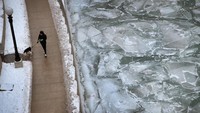Sebuah sungai di Chicago, Amerika Serikat, tampak membeku akibat cuaca dingin yang ekstrem. Scott Olson/Getty Images.