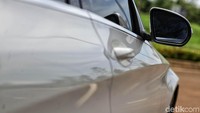 C 200 AMG Line ini dibekali dengan AMG Bodystyling dan AMG Exterior Lineyang menambah kesan sporty pada mobil. Lekukan di setiap sudut mobil juga menambahkan kesan mobil asyik diajak bermanuver dalam kecepatan tinggi.