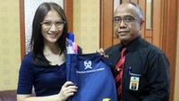 Alumni JKT48 itu disambut oleh Kepala KPP Pratama Bandung Cicadas Ismujiraharjo. (Dok KPP Bandung Cicadas).