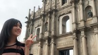 Sora Aoi juga terlihat pernah berfoto di depan reruntuhan Katedral St Paul di Macau. Cantik ya? (Instagram/Sora Aoi)