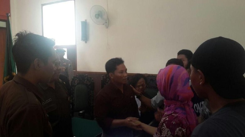 Terdakwa Demo Palu Arit di Banyuwangi Dituntut 7 Tahun Penjara Terdakwa Demo Palu Arit di Banyuwangi Dituntut 7 Tahun Penjara