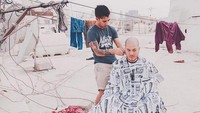 Hingga kini, total sudah 30 negara dia kunjungi dari negara-negara di Eropa, Asia Tengah sampai Timur Tengah. Ia pun punya webseries tentang kehidupan tukang cukur dan kisahnya bernama ‘Nomad Barber’ (Instagram/Nomad Barber)