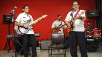 Aksi Sandiaga bersama beberapa pejabat Pemprov DKI dilakukan pada Rabu (3/1) lalu di Blok G Balai Kota DKI. Salah satu yang ikut ngejam bersama Sandiaga adalah Kepala BKD DKI Agus Suradika. Foto: (Dok. Istimewa).