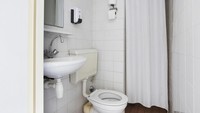 Hotel ini memiliki kamar single, twin, triple dan dorms dengan fasilitas kamar hanya kasur tipis dan loker. Mereka juga memiliki wifi, kolam renang, bar sederhana, dan topi aneh, juga pelayanan kamar (Booking.com)