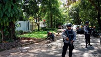 Tim Gegana datang ke rumah dinas Dubes Myanmar di Jl Purnawarman, Kebayoran Baru sekitar pukul 11.43 WIB, Kamis (4/1/2017). Tim Gegana mengenakan baju pelindung dan peralatan khusus.