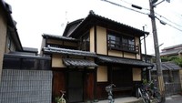 Ini adalah rumah tradisional di Kyoto yang disebut dengan Machiya.