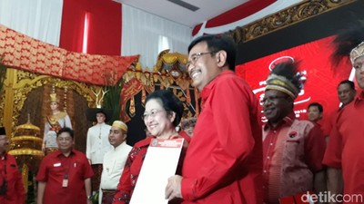Diusung Jadi Cagub Sumut, Djarot Cium Tangan Megawati
