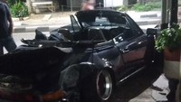 Kecelakaan itu terjadi pada Kamis (4/1/2018) sekitar pukul 04.00 WIB. Mobil sport yang berasal dari arah Kemang ini hilang kendali sehingga pindah lajur dan menabrak pagar kelurahan.