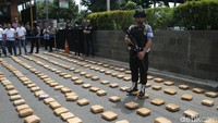 Polda Metro Jaya melalui jajaran polres kembali menorehkan keberhasilan dalam pemberantasan narkotika. Kali ini 1,3 ton ganja kering diungkap oleh Polres Metro Jakarta Barat.