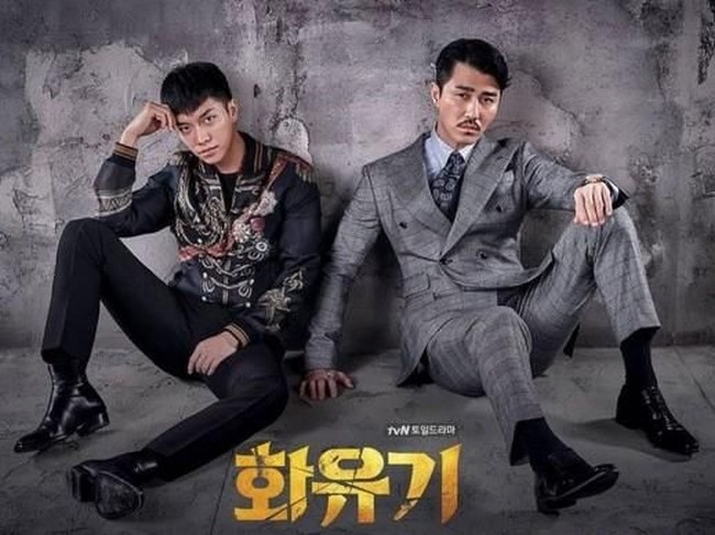 Gaya edgy dengan jaket varsity dan celana hitam, saat berpose bersama lawan mainnya, Cha Seung Won, yang memerankan Woo Hwi Chul alias Siluman Banteng versi Korea. Foto: Istimewa