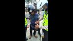Pemotor Bawa Ganja Nyelonong Masuk Busway dan Tabrak Polisi