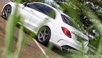 Mobil ini sepertinya memang dibuat pabrikan Jerman ini buat mereka yang hobi kebut-kebutan. Karena setelah dicoba mengendarainya di jalan cukup asyik menyusul kendaraan depan misalnya bisa terkejar mudah.