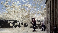 Keluarga ini tampak menikmati semburan busa dari laut ini. Selain di Prancis, busa dari laut juga dilaporkan muncul di berbagai wilayah lain di Eropa yang terdampak Badai Eleanor.