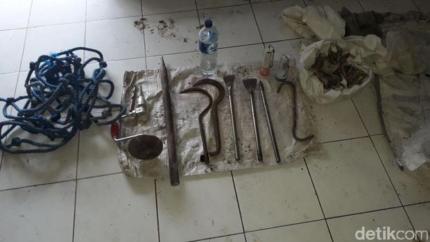 Barang bukti yang diamankan polisi dari tangan pencuri sarang burung walet di Blora. 