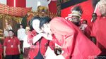 Diusung Jadi Cagub Sumut, Djarot Cium Tangan Megawati
