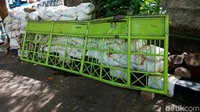 Pagar kelurahan Pulo, Jakarta Selatan yang rusak akibat ditabrak mobil sport.