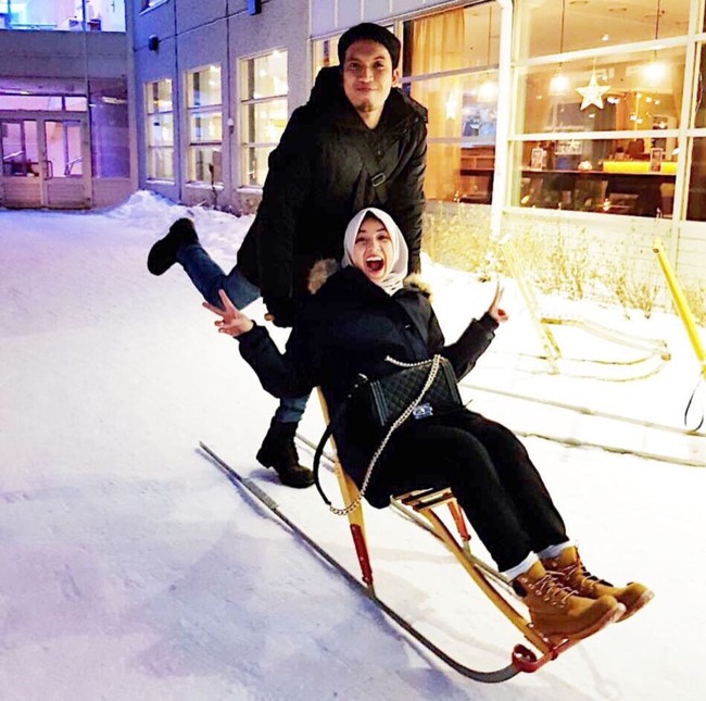 Natasha Rizky memilih liburan akhir tahun bersama suaminya, Desta, ke Norwegia. Kali ini Natasha Rizky membawa tas Chanel Black Boy dengan harga kisaran US$ 5400 atau Rp 73 juta. Foto: Dok. Instagram