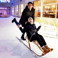 Natasha Rizky memilih liburan akhir tahun bersama suaminya, Desta, ke Norwegia. Kali ini Natasha Rizky membawa tas Chanel Black Boy dengan harga kisaran US$ 5400 atau Rp 73 juta. Foto: Dok. Instagram