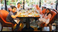 Mundur dari host gosip, Fenita Arie langsung mantap mengenakan hijab. Ini adalah momen-momen pertama ketika pengumuman Fenita mengenakan jilbab. Foto: dok Instagram Arie Untung