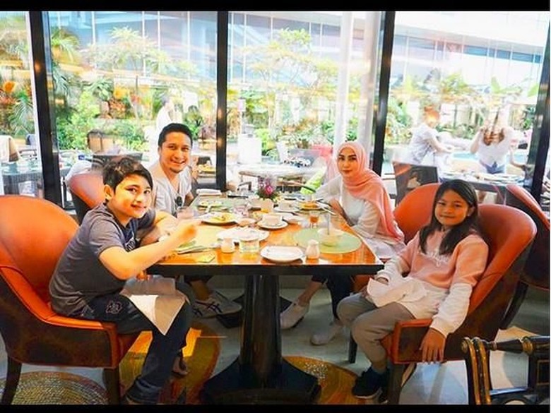Arie Untung Posting Foto Perdana Fenita Arie Berhijab, Cantik! Arie Untung Posting Foto Perdana Fenita Arie Berhijab, Cantik!