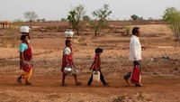 Di beberapa wilayah di India, masih ada daerah-daerah yang dilanda kemiskinan. Salah satunya Desa Denganmal, 100 km dari Mumbai. Desa ini krisis air bersih. (Danish Siddiqui/Reuters)