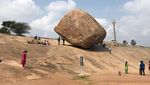 Foto: Batu Melawan Gravitasi di India