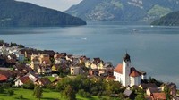 Salah satu penampakan danau Lucerne dilihat dari sisi lain. Danau menyatu dengan pegunungan yang menambah kecantikan pemandangannya.