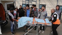Juru bicara militer Israel menyebut puluhan warga Palestina terlibat kerusuhan di Deir Nizam dan tentara Israel memergoki salah satu dari mereka membawa senjata api. Israel mengaku salah satu tentaranya melepas tembakan ke arah warga Palestina yang membawa senjata itu. (Foto: Anadolu Agency)