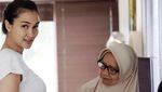 Intip Serunya Atiqah Hasiholan Siapkan MPASI untuk Salma!