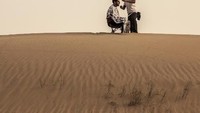 Pria asal Inggris ini dulunya adalah seorang tukang cukur rambut yang berpindah dari satu barber shop ke barber shop lainnya. Ia pun memulai ide traveling dan mencukur rambut orang lain di tahun 2013 (Nomad Barber)