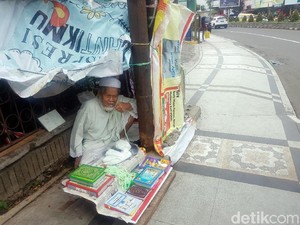 Abah Komar, Kakek 76 Tahun Penjual Kitab di Trotoar Sukabumi