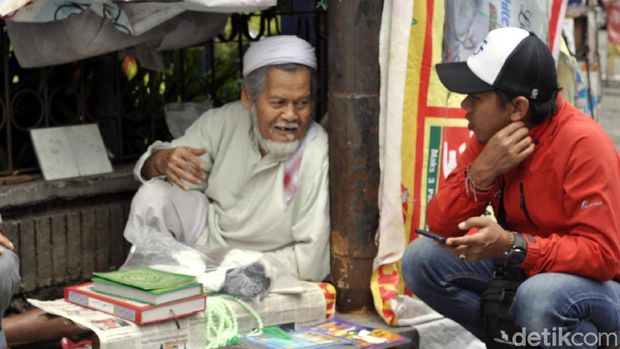 Abah Komar, Kakek 76 Tahun Penjual Kitab di Trotoar Sukabumi